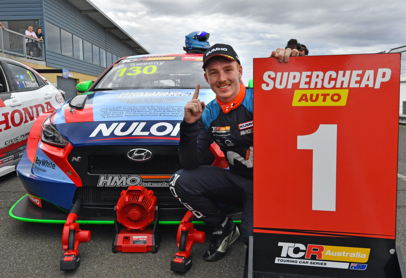 Sweeny strikes first with lightstoflag victory HMO Customer Racing